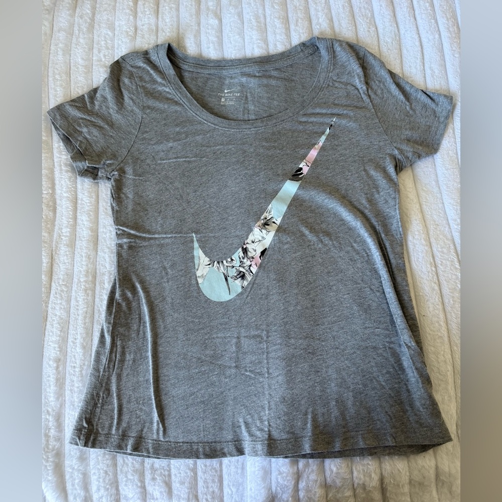 The Nike Tee Women’s Short Sleeve M